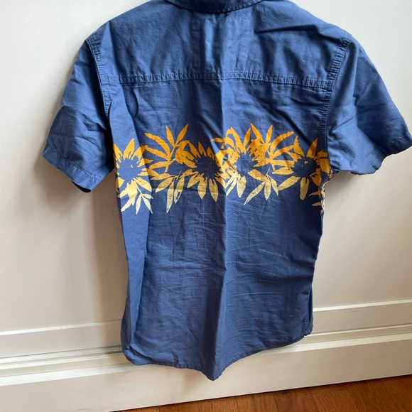 Button down - Picture 3 of 3